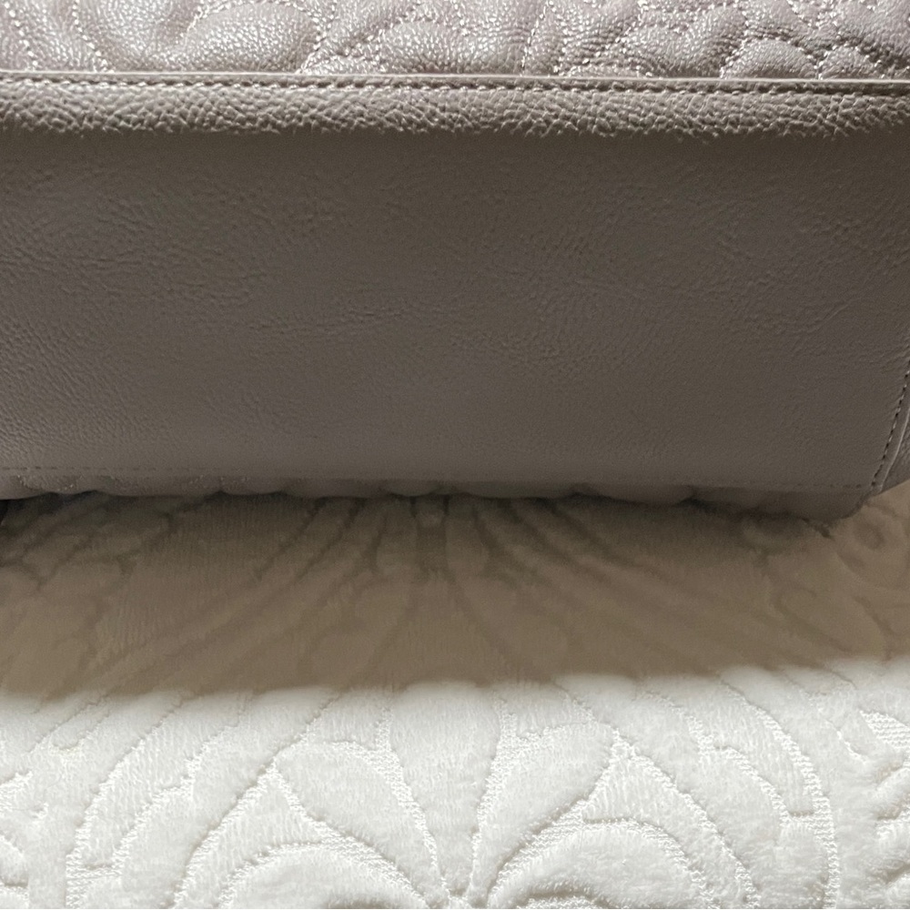 Betsey Johnson NWOTs Gray Heart Handbag. - Picture 7 of 10
